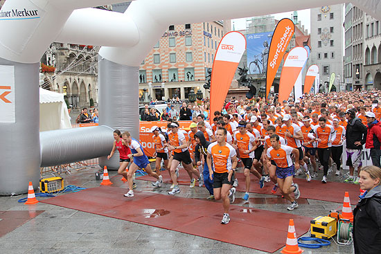 Start 1. Gruppe Halbmarathon um 8.00 Uhr (©Foto: Martin Schmitz)